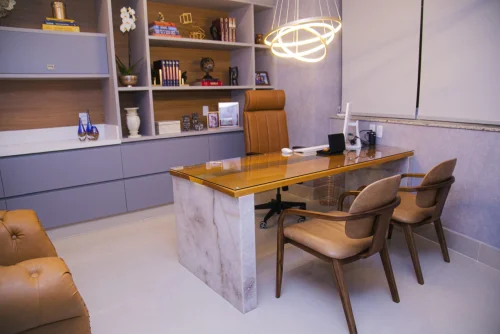 Consultório do ITL, com mesa de atendimento e cadeiras.